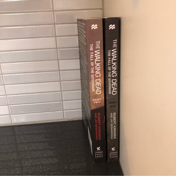 The Walking Dead: The Fall of the Governor Books 1 & 2 - Picture 3 of 8